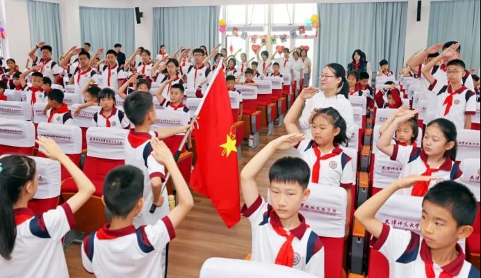 他勉励同学们要牢记嘱托
