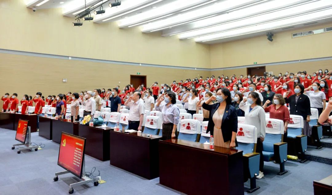 引导广大师生深刻铭记中国共产党砥砺奋