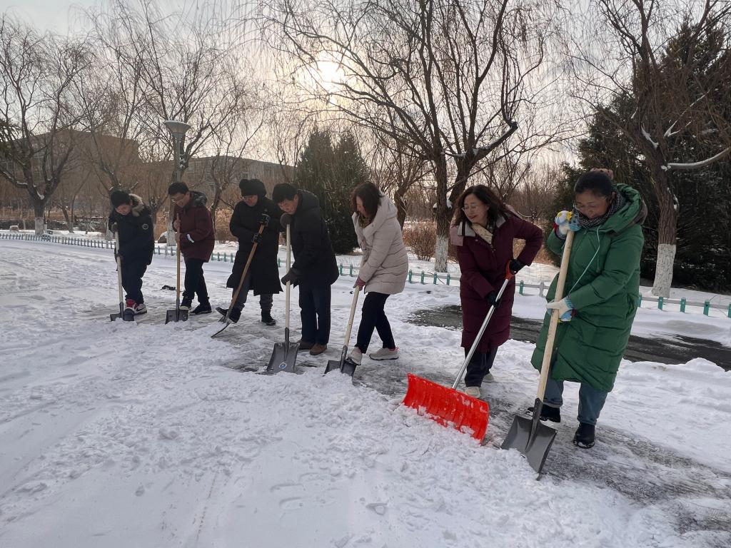 纷纷扬扬的大雪为师大校园披上了厚厚“