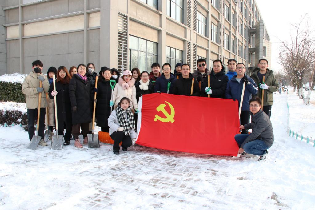 纷纷扬扬的大雪为师大校园披上了厚厚“