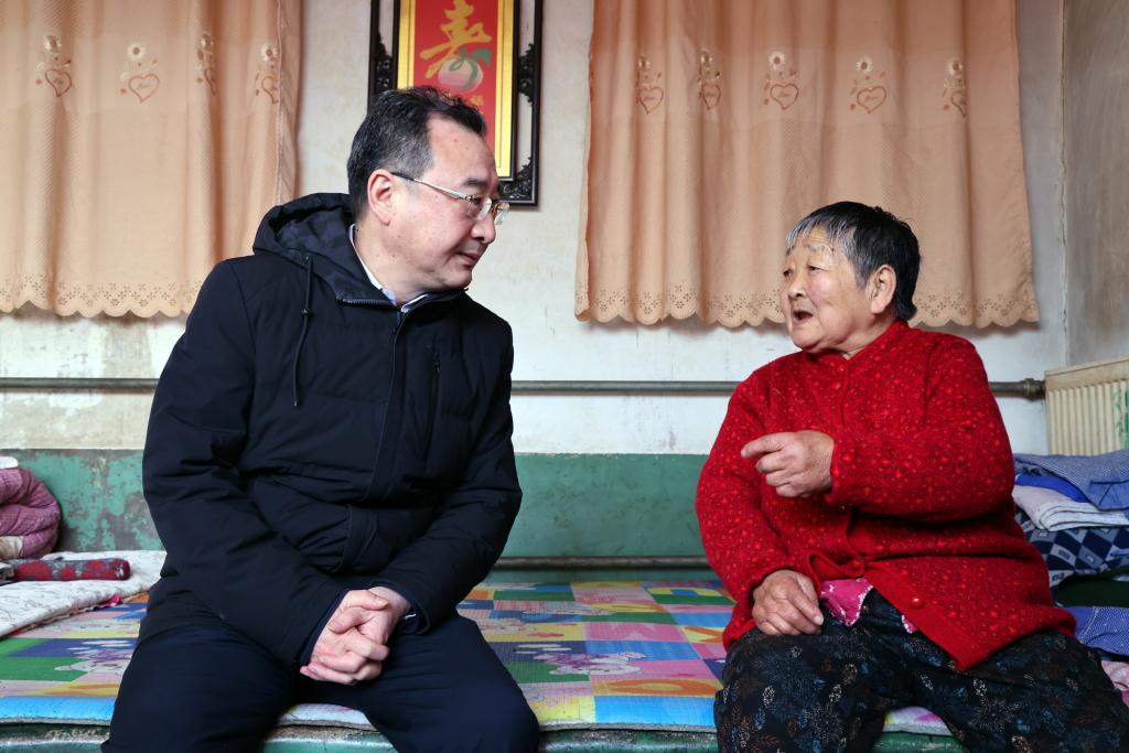 并对部分困难群众进行慰问