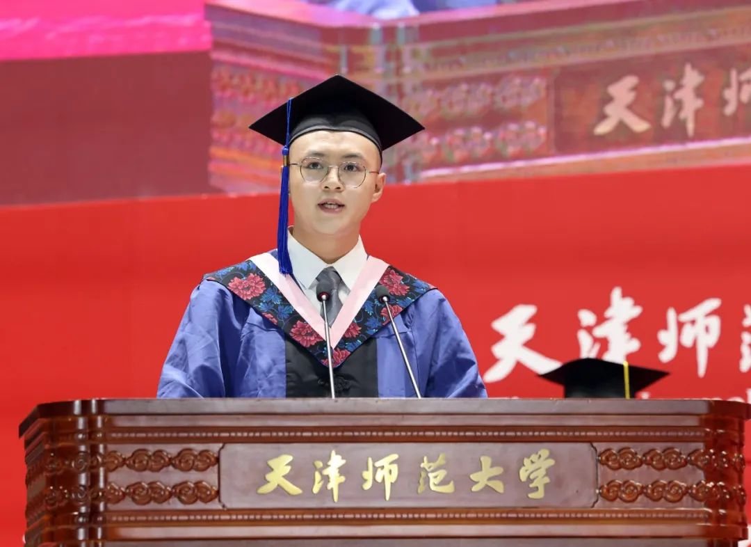 校友和教师代表共同见证2025届全体
