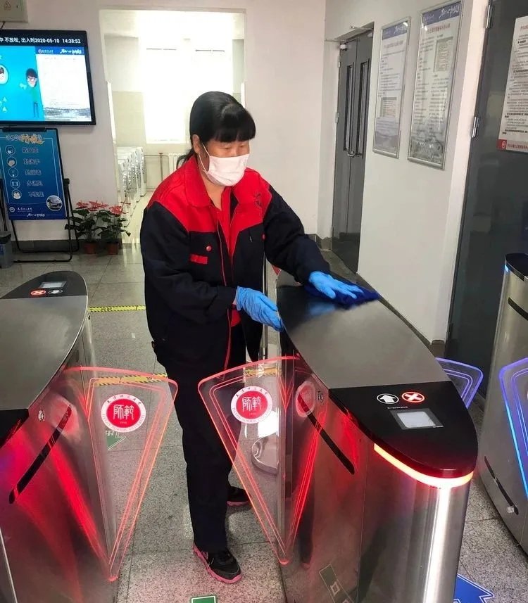 保卫处和后勤相关人员一起守候在各自岗
