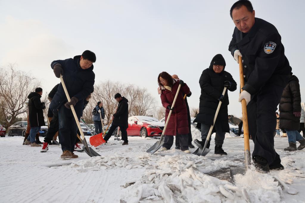 但大雪过后的积雪也给师生出行带来了不