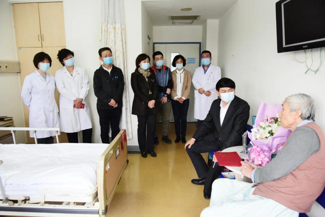 校长钟英华到天津市第一中心医院看望慰