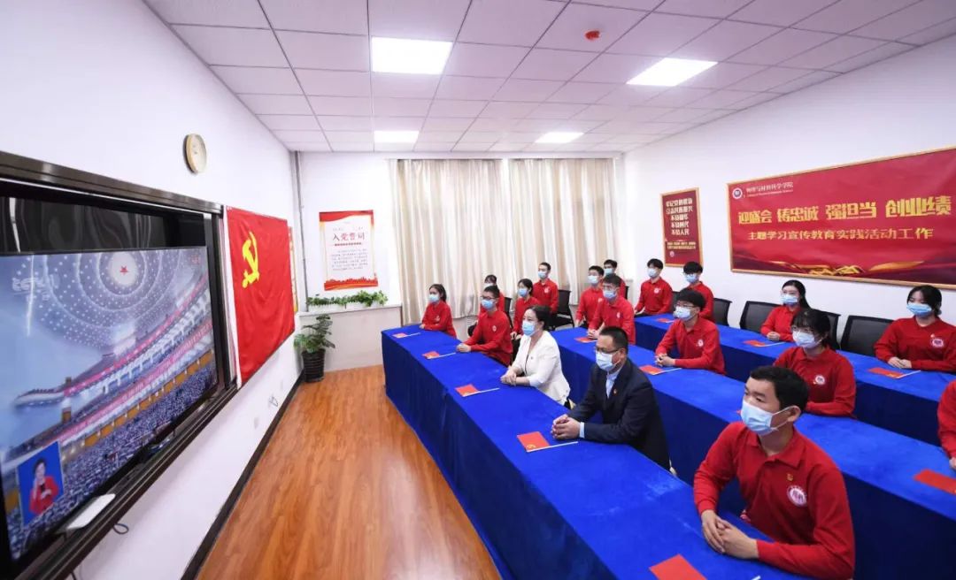 共同收看这一历史性盛会的开幕