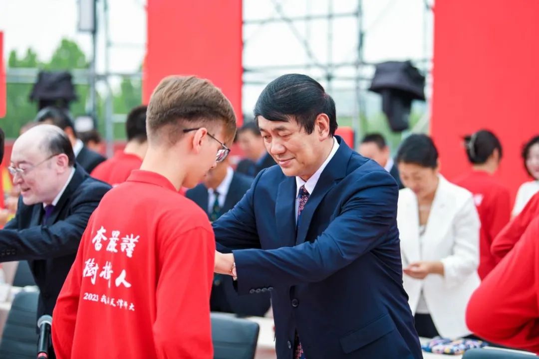 全体新生和师长挚友共同见证典礼盛况