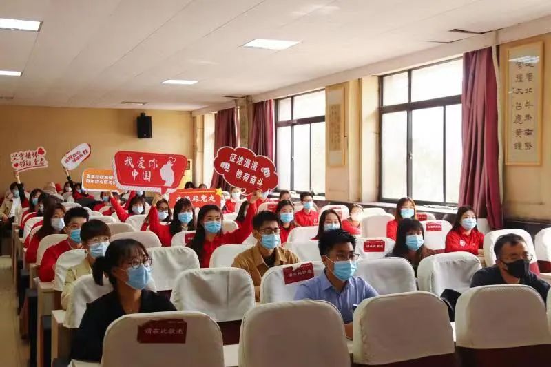 师生代表200余人怀着激动的心情观看