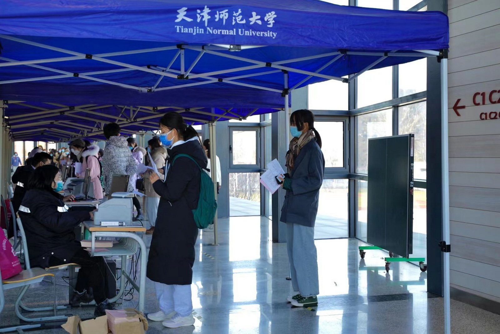 看望前来进行疫苗接种的师生