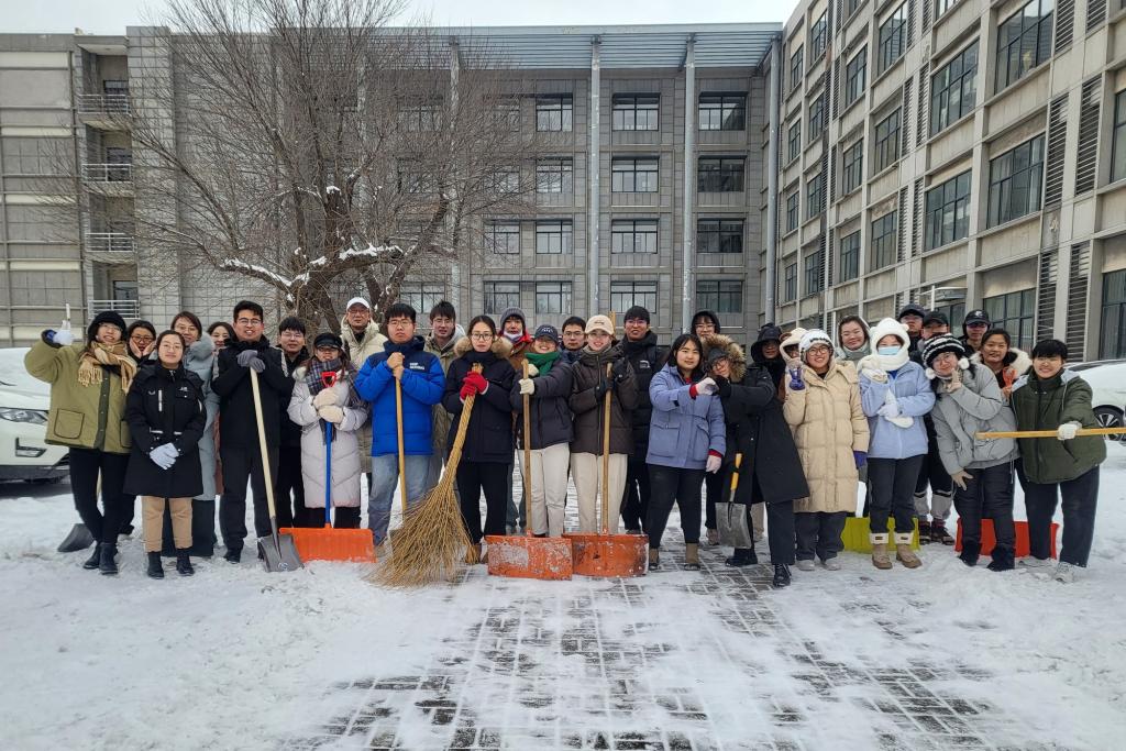 但大雪过后的积雪也给师生出行带来了不