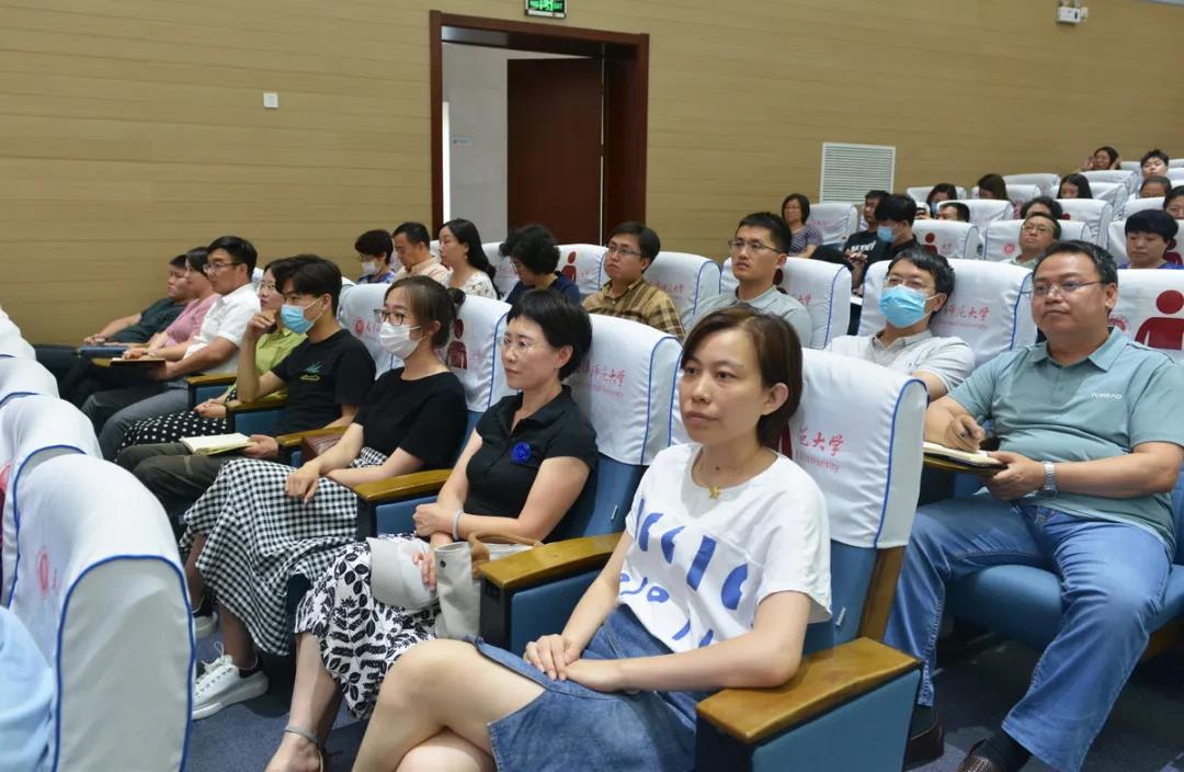 报告会现场 往实里走
