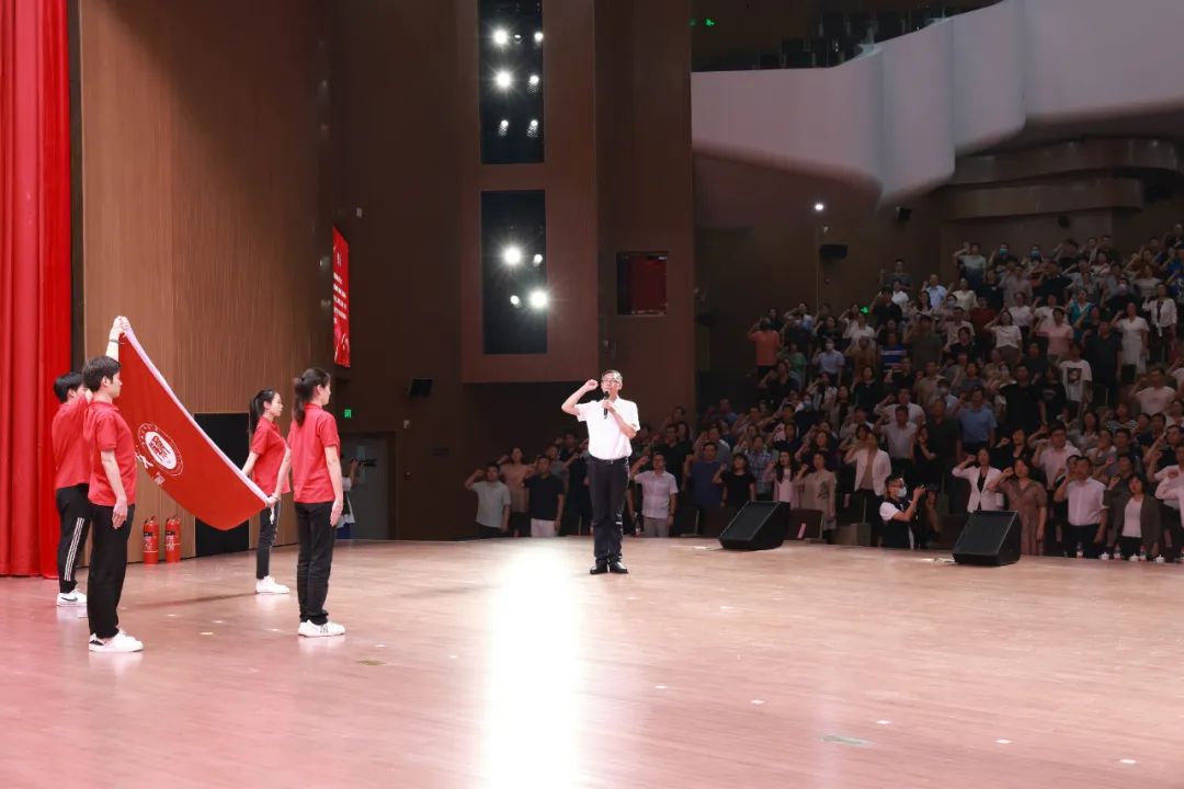 表彰大会在嘹亮的校歌声中拉开帷幕