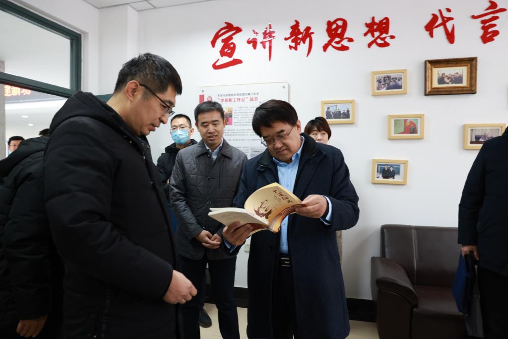 副校长秦龙参加会见