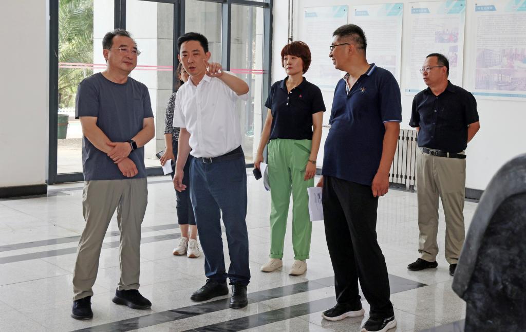 副校长陈玳玮陪同检查