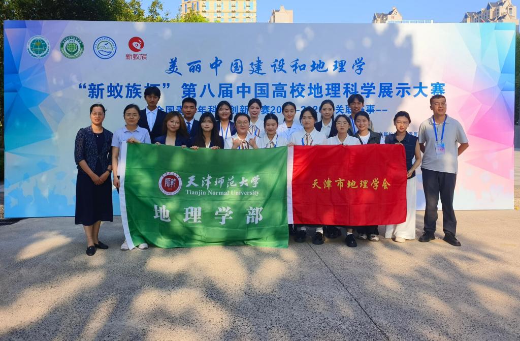 学部全体领导班子和资深专业教师对参赛