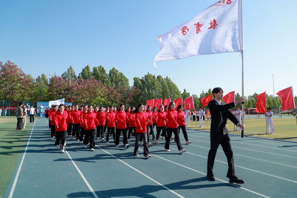 开幕式由校体育运动委员会主任
