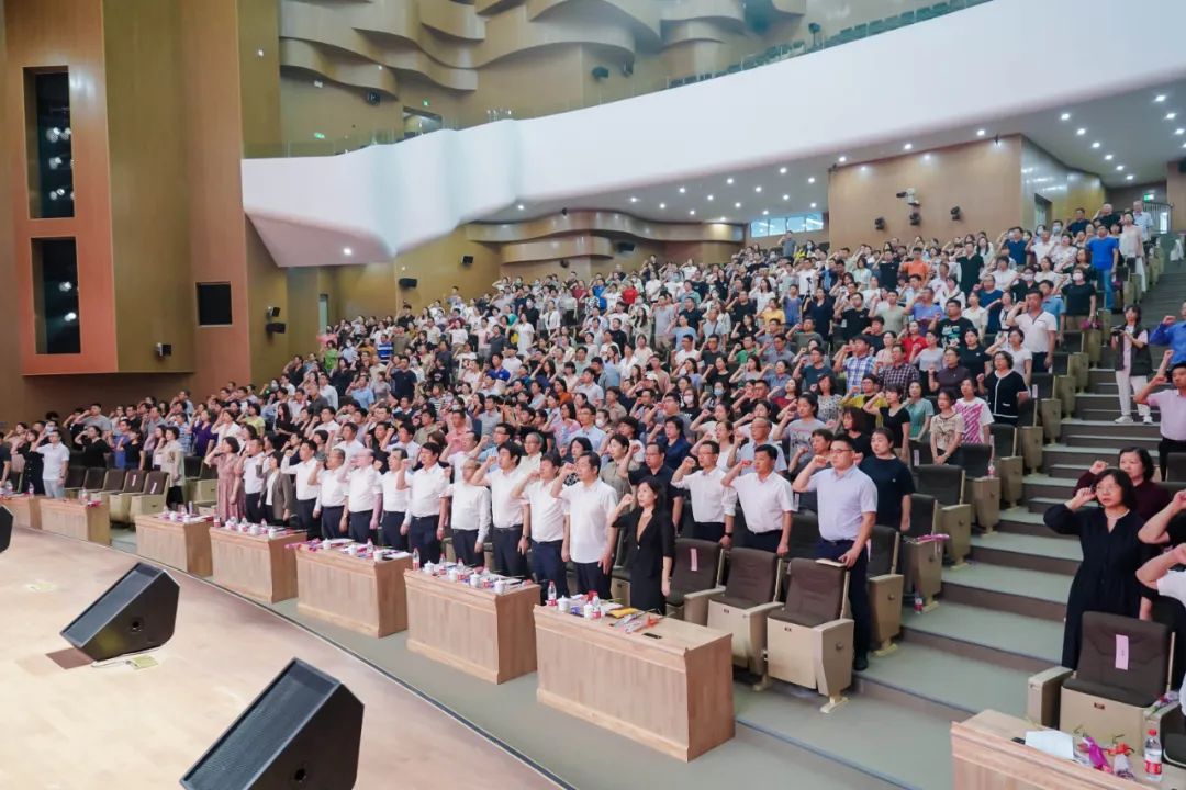 表彰大会在嘹亮的校歌声中拉开帷幕。