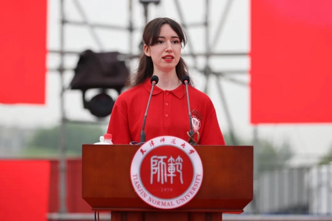 全体2023级新生参加典礼