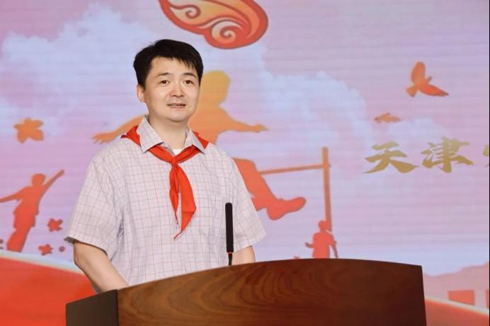 向光荣加入中国少年先锋队的新队员们致