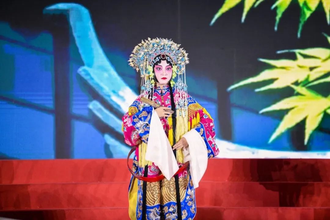 钟英华在讲话中代表全体师生员工向20