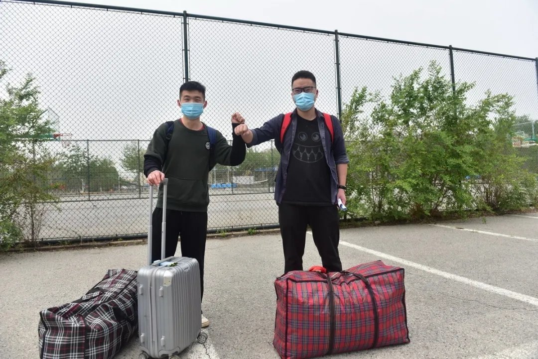 工作人员认真开展体温检测