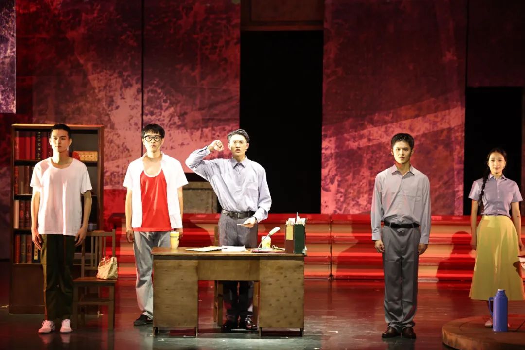 徐大同先生的家人和师生代表一同观看了