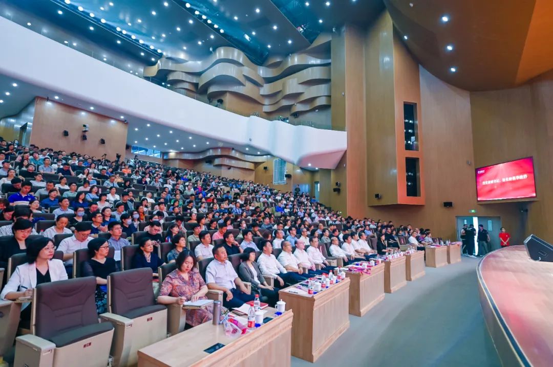 老同志们表示衷心的感谢和崇高的敬意