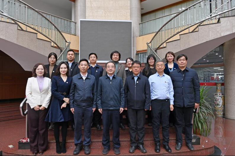 与校友代表们畅叙母校情