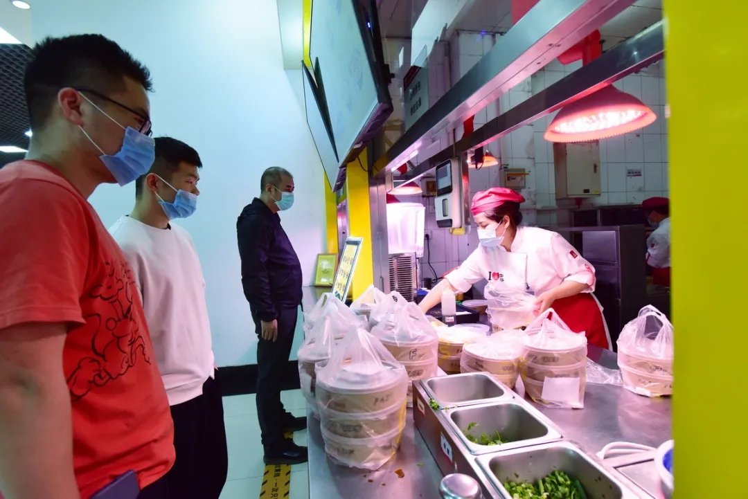第一时间向同学们送去关心和问候