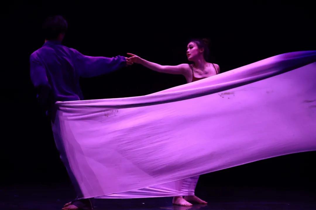 《夜》伴随着优美的音乐降落音乐厅