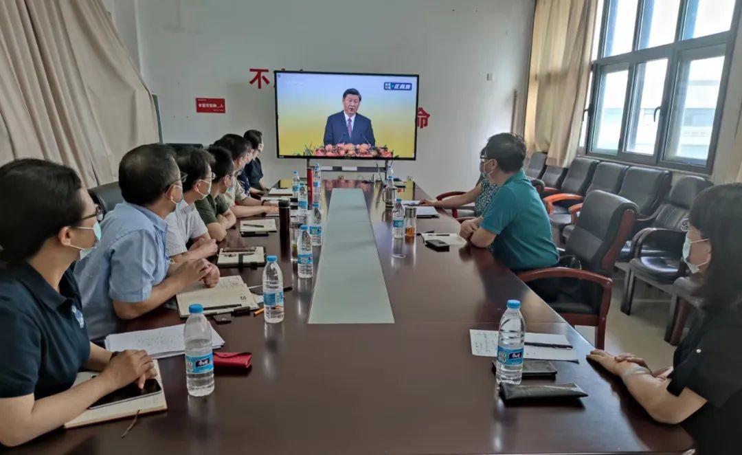 在香港特别行政区政府和社会各界共同努